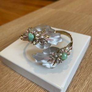 Alexis Bittar hinged bracelet w/white flower lucite iw/crystals & stones.